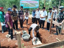 PELETAKAN BATU PERTAMA PADA PEMBANGUNAN MUSHOLA DI PADUKUHAN NGEPUNG KALURAHAN KARANGMOJO